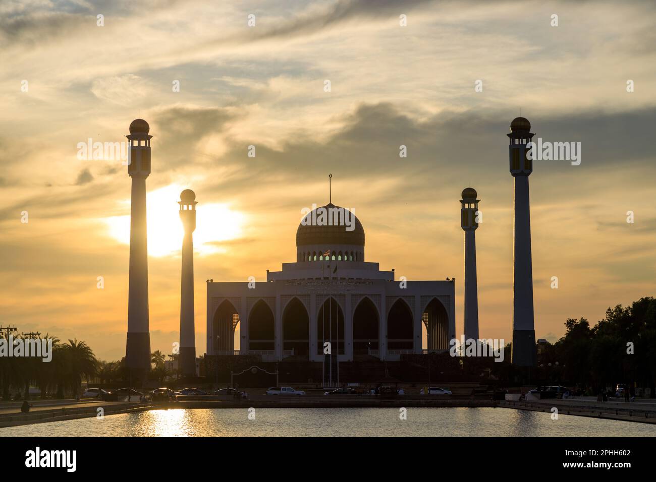 Hat Yai, Thailand - 11. Februar 2023: Außenansicht der zentralen Moschee der Provinz Songkhla in hat Yai, Thailand. Stockfoto