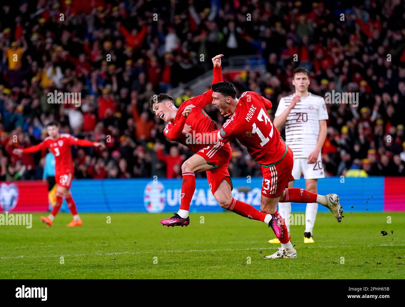 Wales' Kieffer Moore feiert gemeinsam mit dem Teamkollegen Harry Wilson das erste Tor seiner Seite während des qualifizierenden UEFA Euro 2024-Spiels der Gruppe D im Cardiff City Stadium in Cardiff. Foto: Dienstag, 28. März 2023. Stockfoto