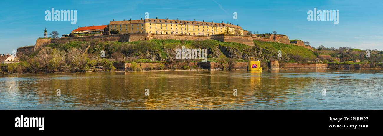 Novi Sad, Serbien - 24. März 2023: Die Petrovaradin-Festung über der Donau, manchmal auch als „Gibraltar auf der Donau“ bezeichnet, wurde zwischen 169 errichtet Stockfoto