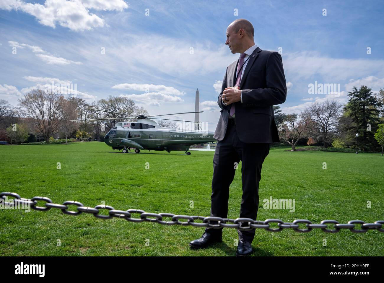 Marine One mit US-Präsident Joe Biden verlässt den südlichen Rasen des Weißen Hauses in Washington, D.C. am Dienstag, den 28. März 2023. Biden reist nach Morrisville, North Carolina, um Wolfspeed, einen Halbleiterhersteller, zu besichtigen. Kredit: Ken Cedeno/Pool über CNP/MediaPunch Stockfoto