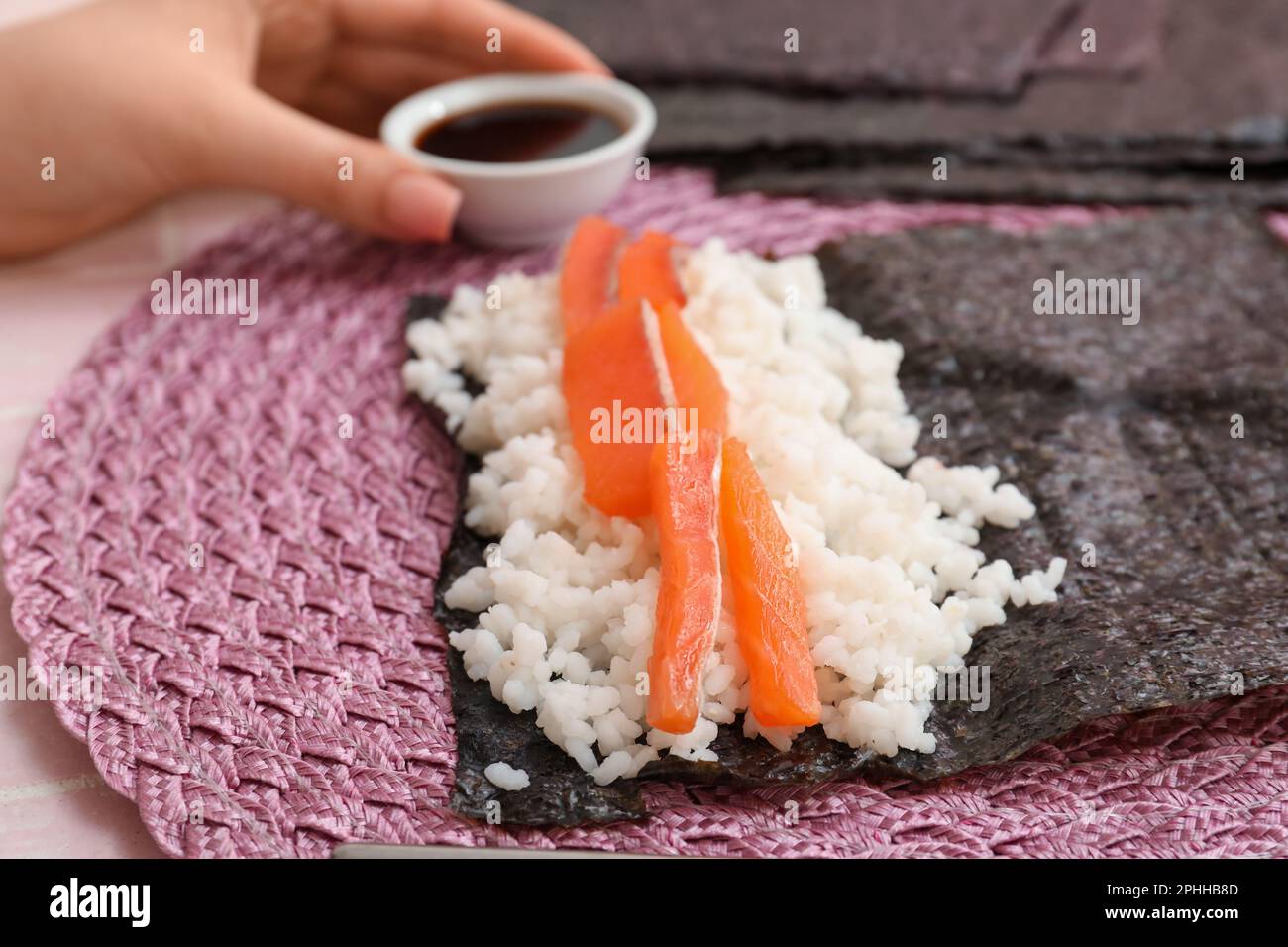 Nori und Zutaten für die Zubereitung von Sushi-Brötchen auf dem Tisch, Nahaufnahme Stockfoto