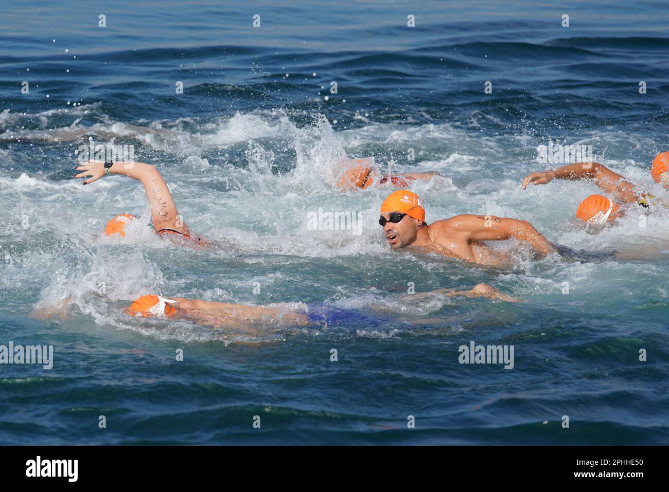 ISTANBUL, TURKIYE - 02. JULI 2022: Sportler, die während des Maltepe Water Sports Festivals in der Schwimmkomponente des Aquathlons gegeneinander antreten Stockfoto