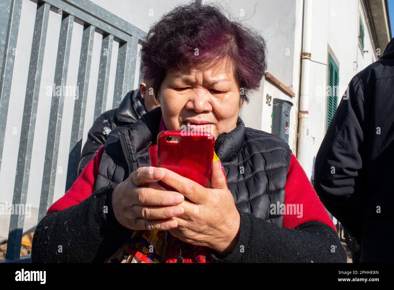 Feiern zum chinesischen Neujahr in Prato einer der größten chinesischen Gemeinden Italiens mit Parade und Shows für das Jahr des Hasen Stockfoto