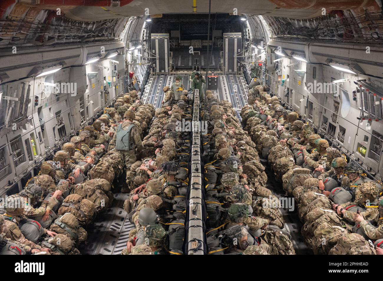 USA Fallschirmjäger des 2. Bataillons, des 503. Infanterie-Regiments, der 173. Brigade, warten auf den Start einer Luftwaffe zum Gedenken an den 20. Jahrestag der Operation Northern Delay am Luftwaffenstützpunkt Aviano, Italien, am 22. März 2023. ANT war der erste strategische Brigadeflugplatz, bei dem die Boeing C-17 Globemaster III in Formation eingesetzt wurde und ein konventionelles US-Flugzeug integriert wurde Luftwaffenbrigade der 10. Spezialeinsatzgruppe und Integration eines gepanzerten Bataillons in eine Luftwaffenoperation. (USA Air Force Foto von Staff Sgt. Chris Sommers) Stockfoto