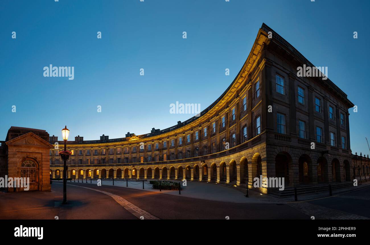 Das renovierte Buxton Cresent in der Kurstadt Derbyshire, in der Abenddämmerung, wenn das Licht in diesem historischen Hotel und englischen Touristenziel verblasst Stockfoto