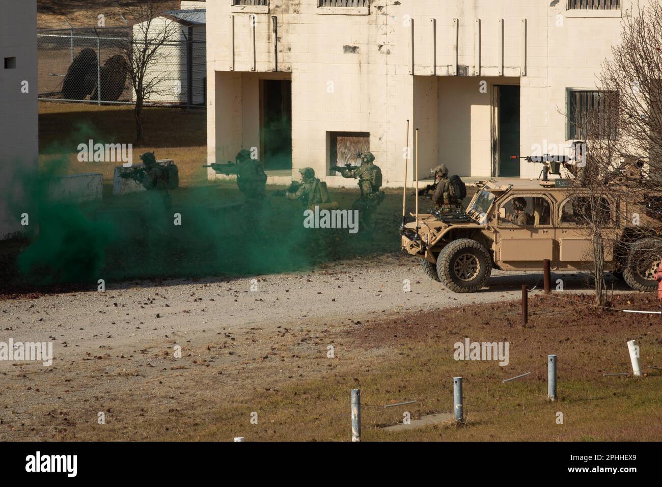 Green Berets, die der 3. Special Forces Group (Airborne) zugewiesen sind, führen am 6. Dezember 2021 eine Übung in Fort Bragg, North Carolina, durch. Die Schulung konzentrierte sich auf verbesserte Abwehrstrategien, Verstöße und Nahkampfhandlungen, um sich auf zukünftige, strenge Umgebungen vorzubereiten. (Foto der US-Armee von SPC Raymon Tibbs/ veröffentlicht) Stockfoto