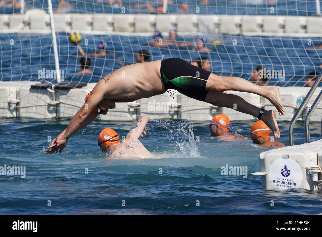 ISTANBUL, TURKIYE - 03. JULI 2022: Undefinierter Athlet, der während des Maltepe Water Sports Festivals beim Schwimmrennen teilnimmt Stockfoto