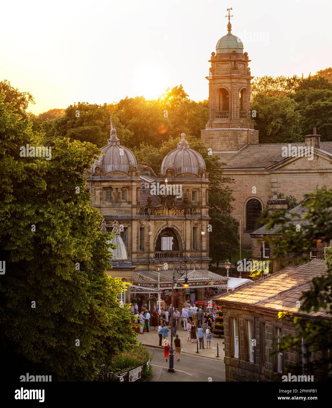 Das Buxton Opera House, bei Sonnenuntergang während des Buxton International Festivals, ist während der Konzertpause am warmen Abend im Freien Stockfoto