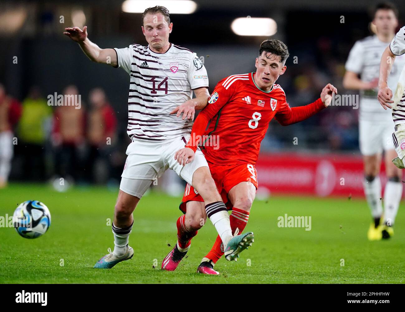 Lettlands Andrejs Ciganiks (links) und Wales Harry Wilson kämpfen beim UEFA Euro 2024-Qualifikationsspiel der Gruppe D im Cardiff City Stadium um den Ball. Foto: Dienstag, 28. März 2023. Stockfoto