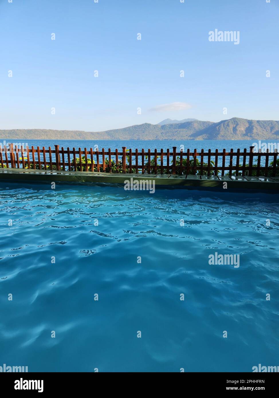 Reiseziel in Nicaragua. Warmer Pool im Hintergrund der Lagune Stockfoto