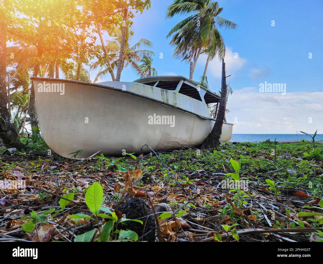 Beschädigtes Schiff am Strand auf blauem Meer und Himmelshintergrund Stockfoto