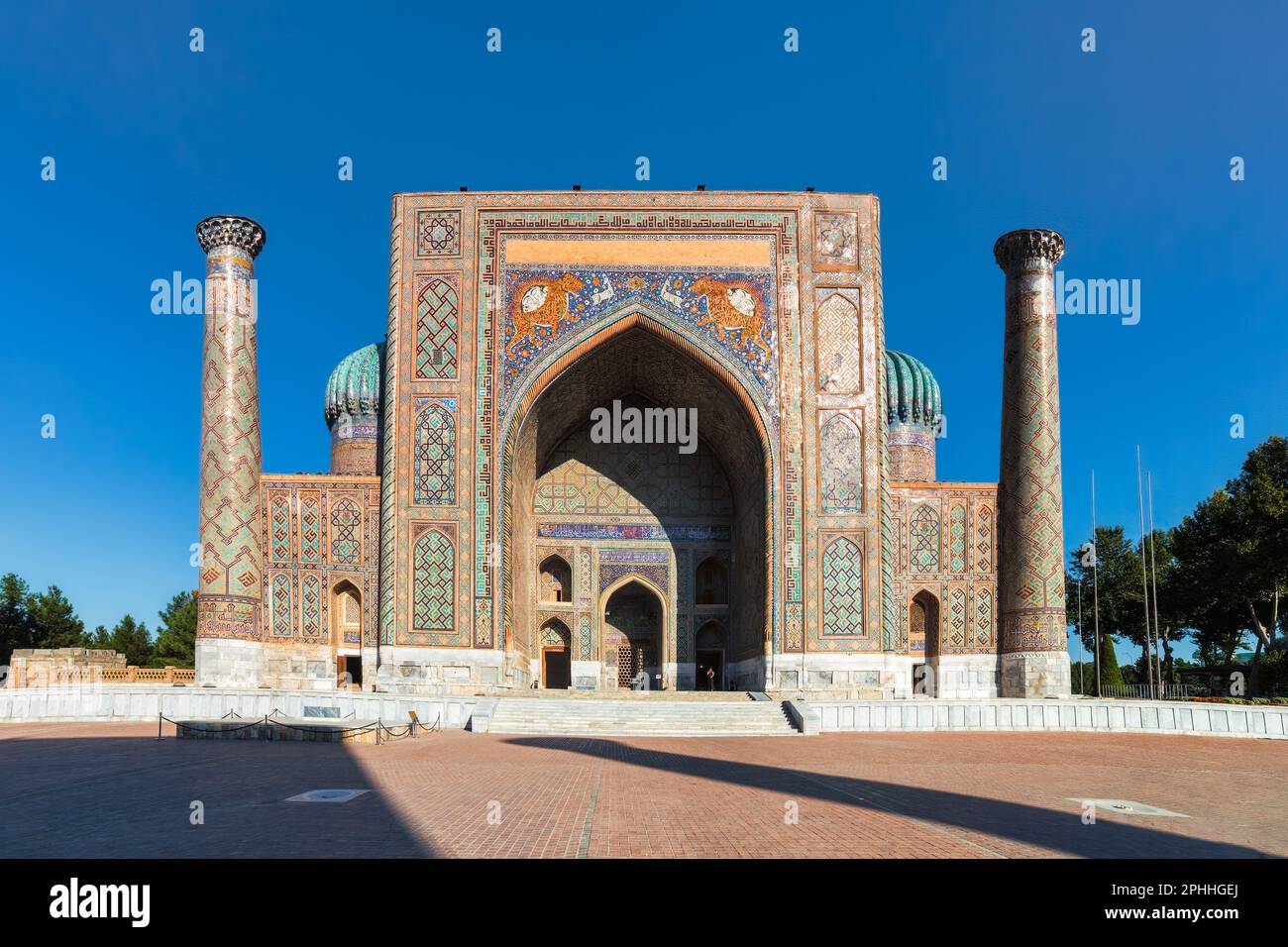 Sher Dor madrasah (islamische religiöse Schulen) auf dem Registan-Platz mit Tiermosaik auf Fassade in Samarkand, Usbekistan Stockfoto