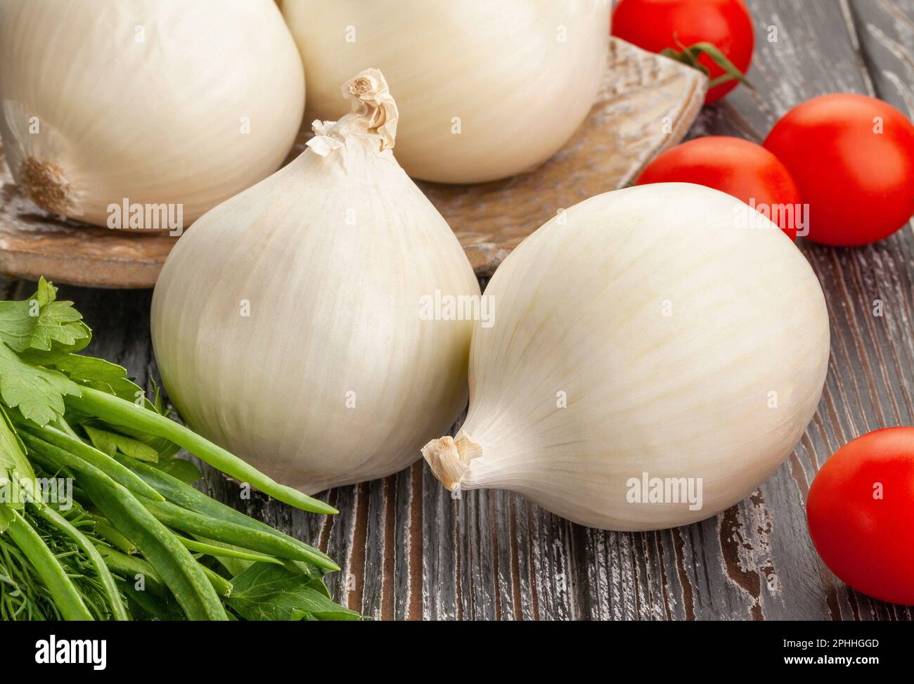 Weiße Zwiebeln auf Holzhintergrund Stockfoto