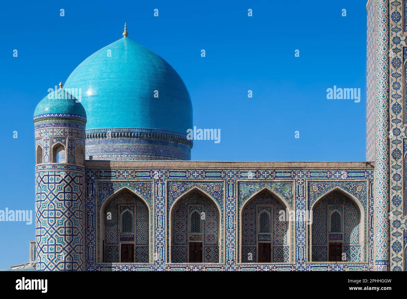 Bruchstücke der Architektur Tilya Kori Madrasah (islamische religiöse Schulen) auf dem Registan-Platz - Hauptplatz im historischen Samarkand, Usbekistan Stockfoto