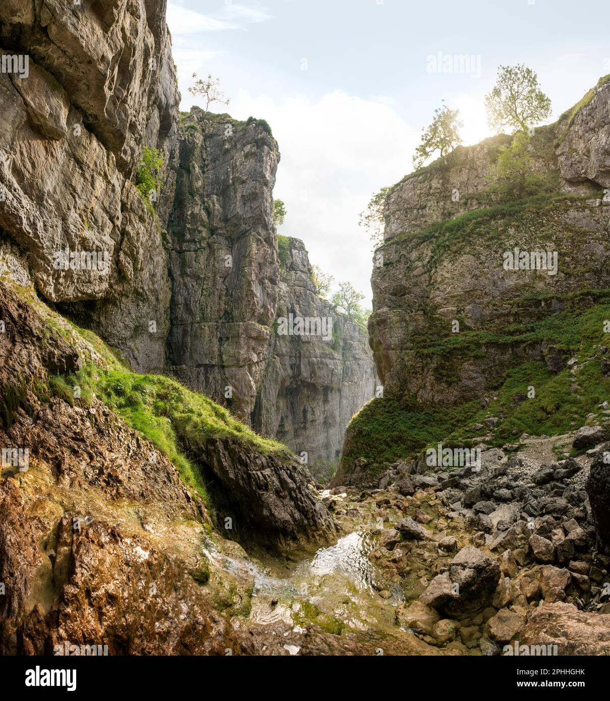 Gordale Scar eine Kalksteinschlucht nordöstlich von Malham, North Yorkshire, England. Spaziergang zwischen den Wasserfällen und moosbedeckten Felsen und Geologie Stockfoto