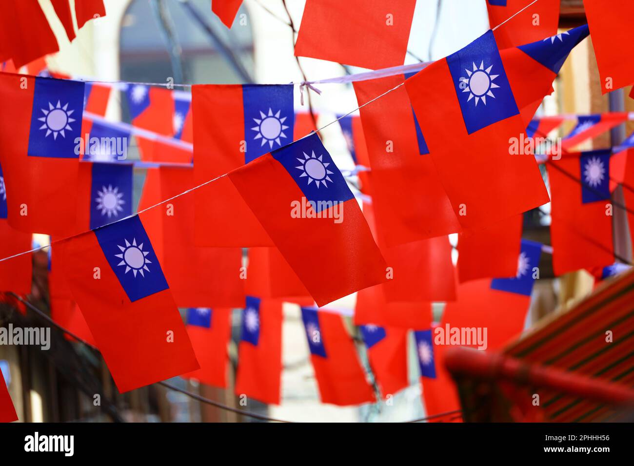 Viele lebendige taiwanesische Flaggen, die in der Seitengasse über dem Kopf dekoriert sind Stockfoto