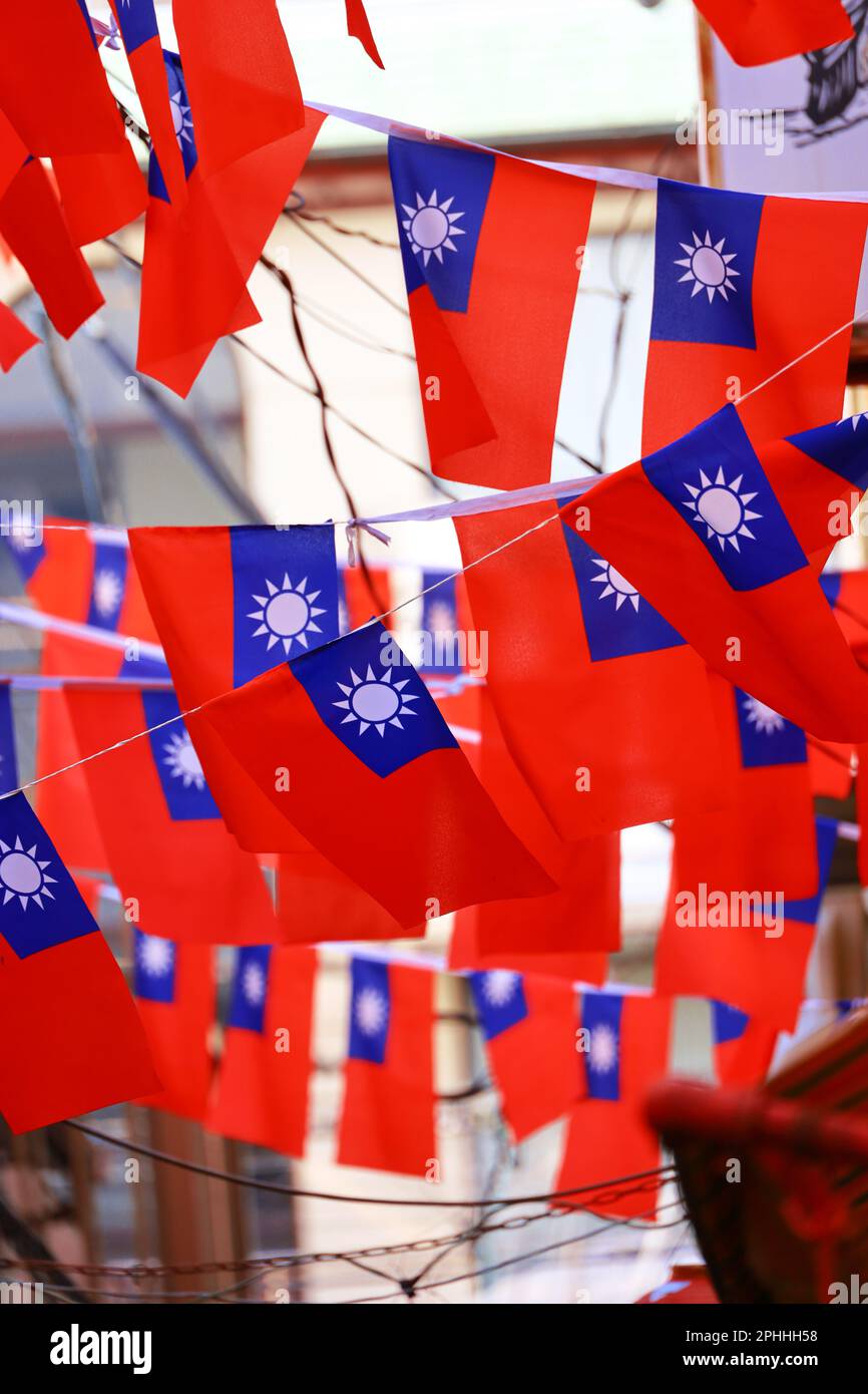 Viele lebendige taiwanesische Flaggen, die in der Seitengasse über dem Kopf dekoriert sind Stockfoto