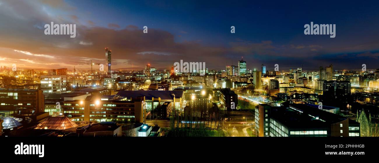 Die Skyline von Manchester kurz nach Sonnenuntergang, wenn die Nacht ankommt, fotografiert vom Süden der Stadt, mit den Türmen und Lichtern der Stadt Stockfoto