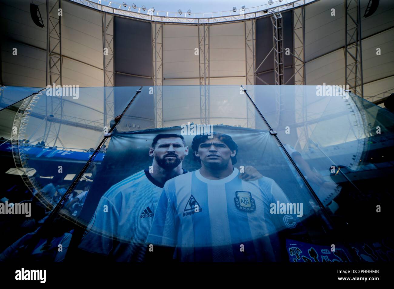 Santiago Del Estero, Argentinien. 28. März 2023. Fußball: Internationale Spiele, Argentinien - Curacao, Estadio Unico Madre de Ciudades. Die Fans hängen vor dem Spiel ein Poster der argentinischen Fußballstars Messi und Maradona auf. Kredit: Gustavo Ortiz/dpa/Alamy Live News Stockfoto