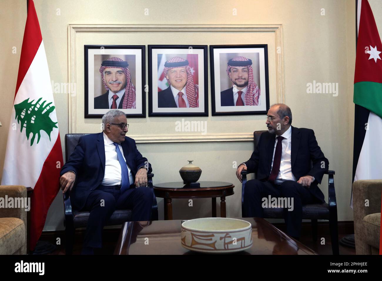 Amman, Jordanien. 28. März 2023. Der stellvertretende jordanische Ministerpräsident und Außenminister Ayman Safadi (R) trifft am 28. März 2023 in Amman (Jordanien) mit dem libanesischen Außenminister Abdallah Bou Habib zusammen. Safadi brachte am Dienstag zum Ausdruck, dass Jordanien Libanon bei der Überwindung der aktuellen Krise und der Wiederherstellung der Sicherheit und des Status des Libanon in der arabischen Region uneingeschränkt unterstützt. Kredit: Mohammad Abu Ghosh/Xinhua/Alamy Live News Stockfoto