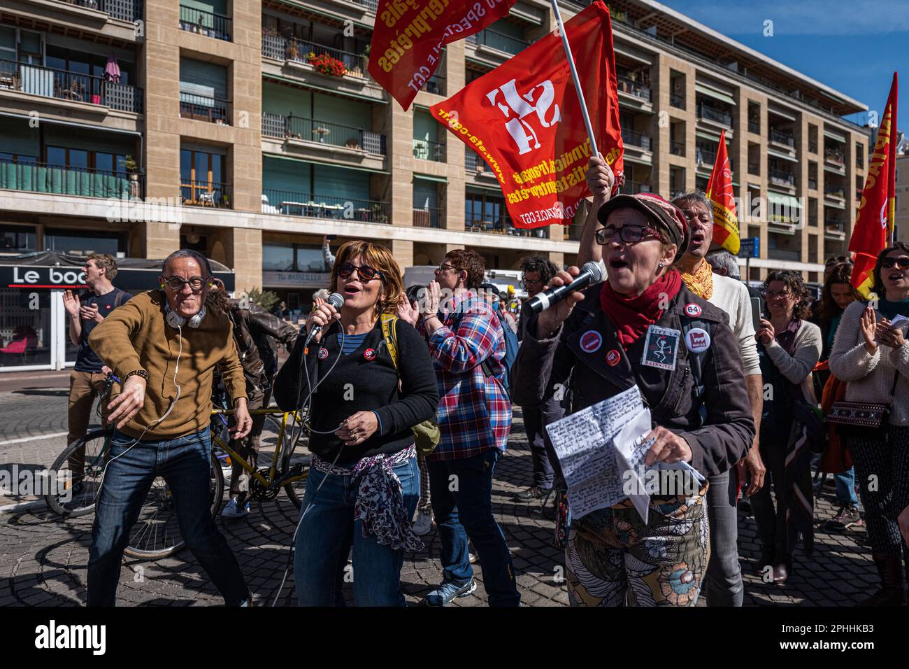 Marseille, Frankreich, Demonstration gegen die Rentenreform in der französischen Stadt Marseille heute Dienstag, 28. März 2023. Die Mobilisierung geht zum 10. Mal im alten Hafen von Marseille weiter. Akt X des Protestes. Der Kampf für die Rücknahme dieses Gesetzes, das ohne Abstimmung im parlament an 49,3 verabschiedet wurde, wird fortgesetzt.Kredit: Alamy Live News/Pierre-Franck Sentenac Stockfoto