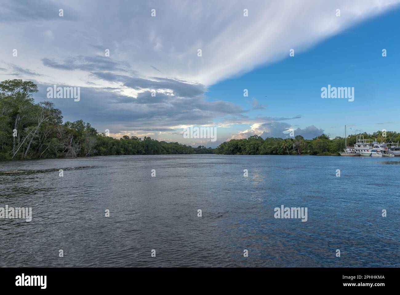 Der Chiriqui River, kurz bevor er in den Golf von Chiriqui, Panama, eindringt Stockfoto