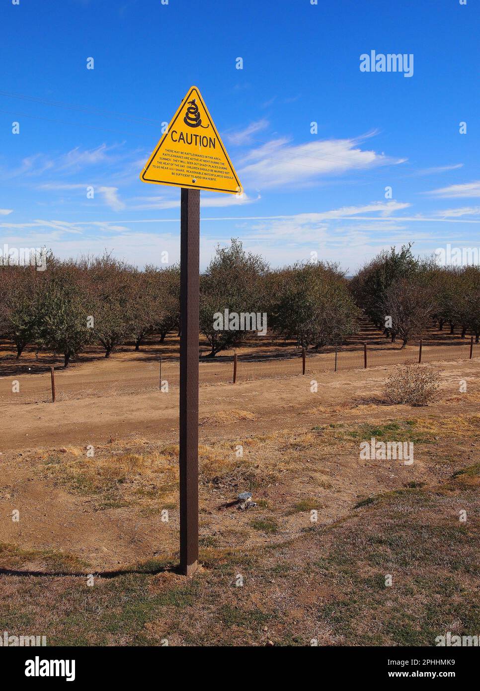 Warnung Klapperschlange Schild an einem Freeway Rastplatz in Kalifornien Stockfoto