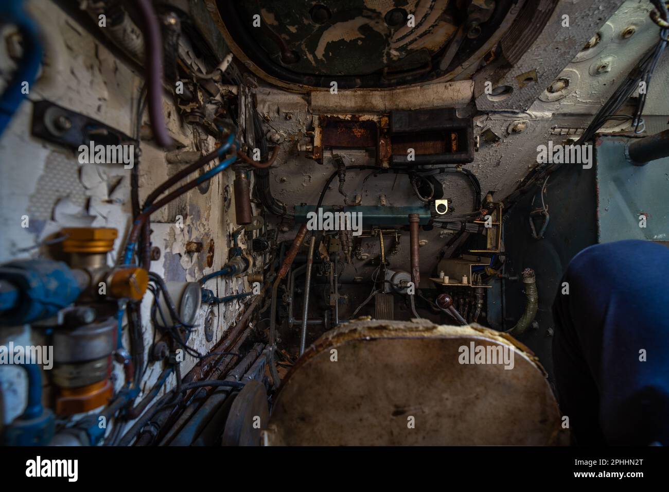 Blick auf das Innere eines verlassenen Tanks; Struktur der Pilotenkabine mit rostigem Tank Stockfoto