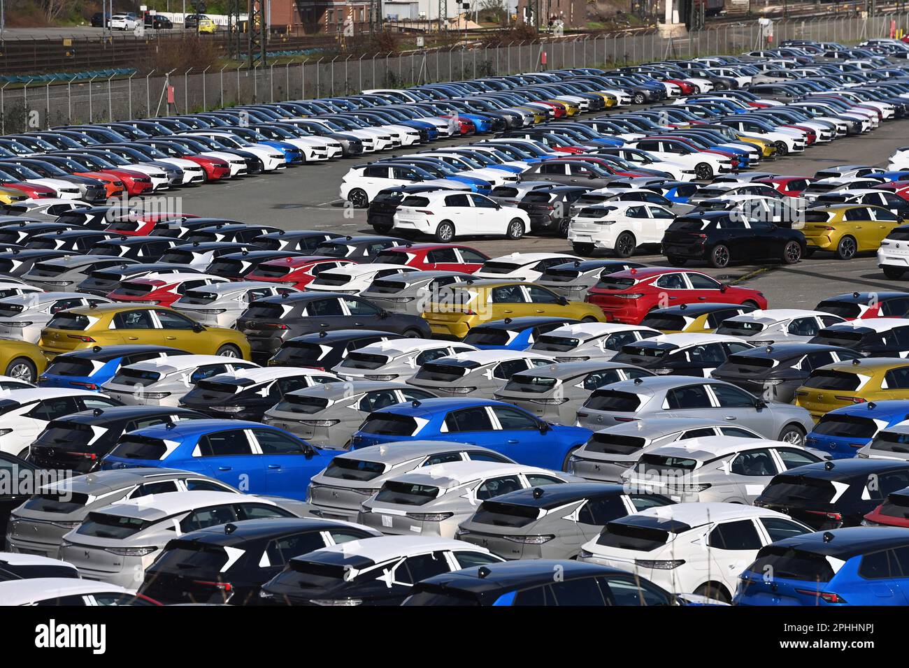 Neue Opel- und Peugeot-Fahrzeuge werden im Werk Rüsselsheim vorrätig gehalten. ? Stockfoto