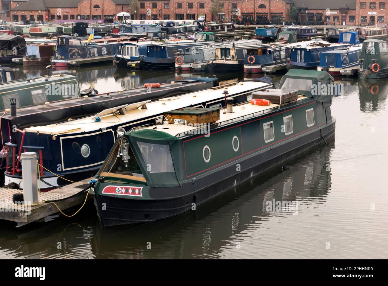 Schmalboote liegen an der Barton Marina, Trent und Mersey Canal, Staffordshire, England, Großbritannien Stockfoto