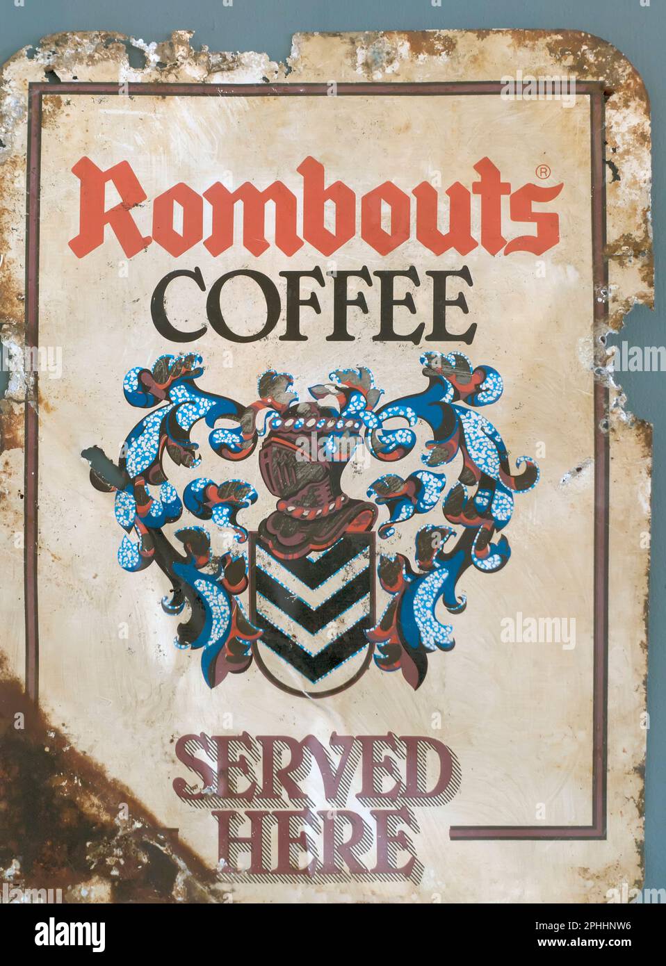Altes altes korrodiertes Metallposter für Rombouts Coffee Stockfoto