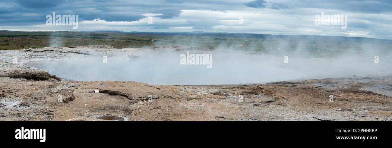 Geysir mit sprudelnden heißen Quellen, einschließlich des aktivsten Geysirs in Island Strokkur Stockfoto