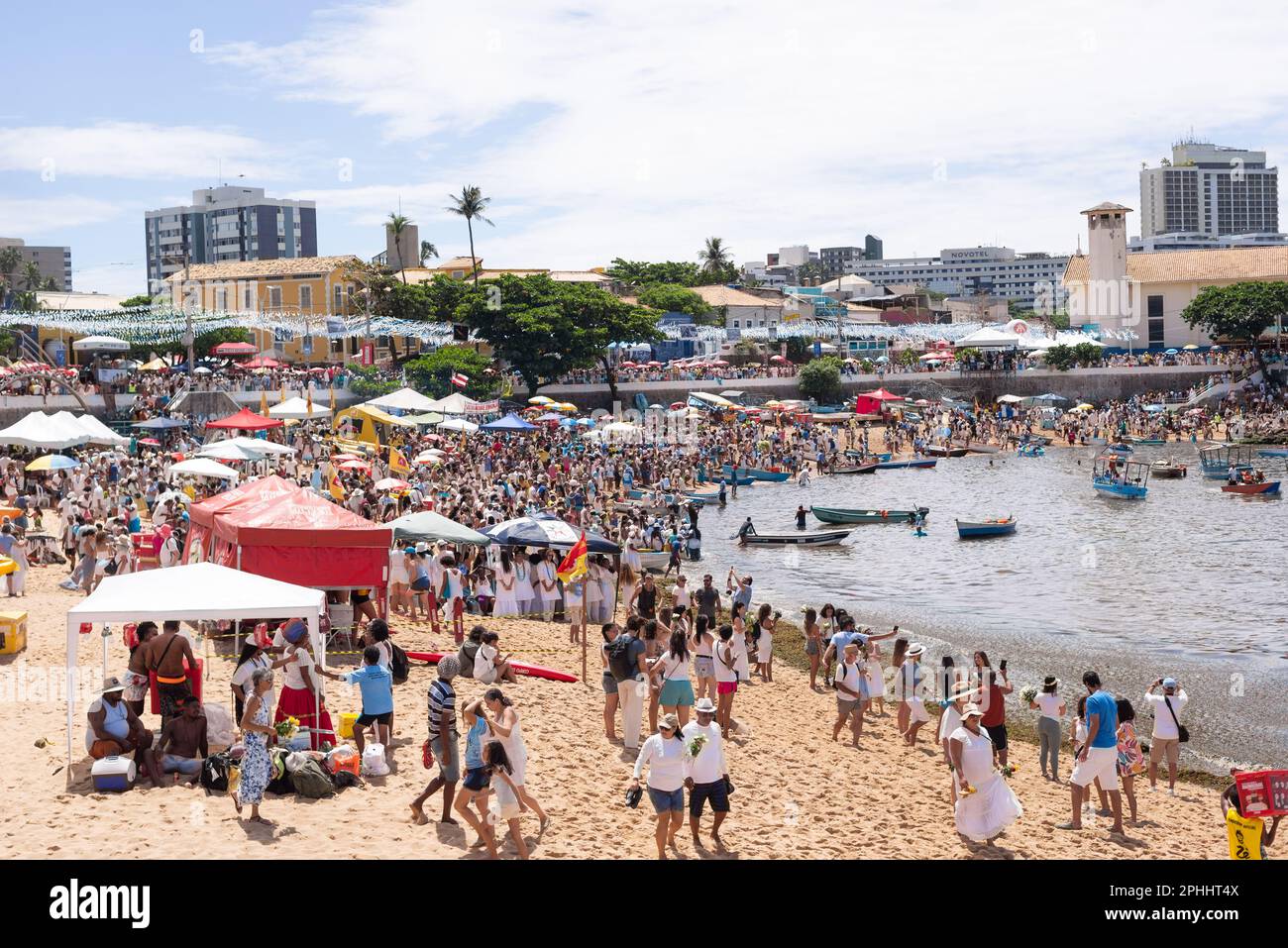Salvador, Bahia, Brasilien - 02. Februar 2023: Tausende von Menschen sind am Strand und bieten Yemanja am Rio Vermelho Strand in Salvador Geschenke an. Stockfoto