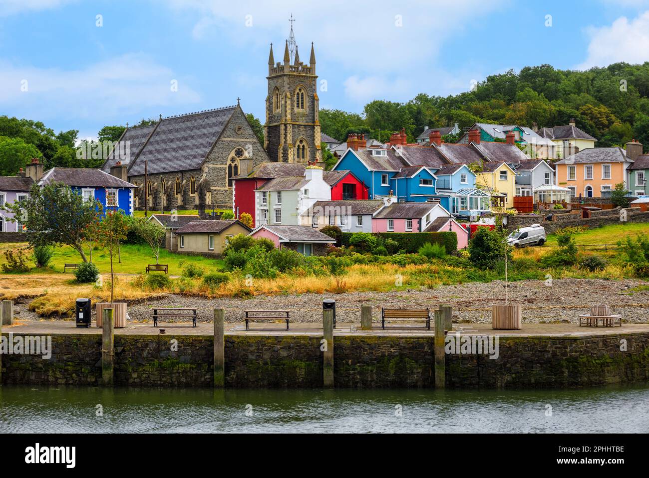 Traditionelle farbenfrohe Häuser und Kirche in der historischen Stadt Aberystwyth, einem beliebten Badeort in Wales, Großbritannien Stockfoto