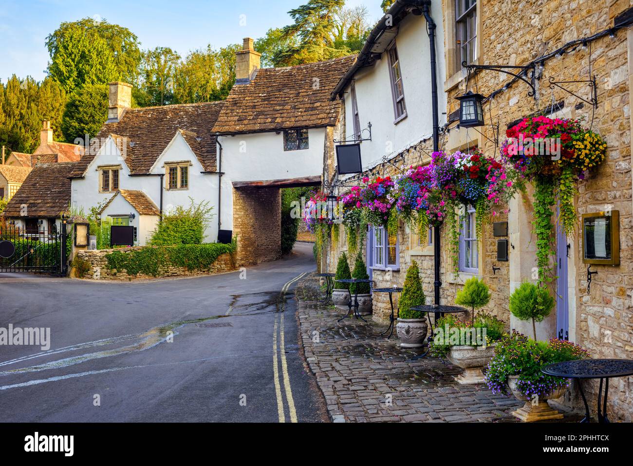 Traditionelle Steinhäuser im Dorf Castle Combe, eines der meistbesuchten malerischen Dörfer in Cotswolds, England, Großbritannien Stockfoto