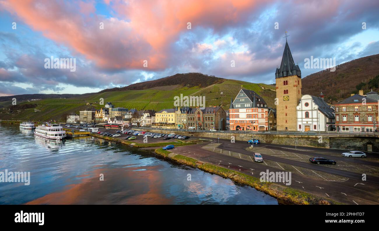 Panoramablick auf die Altstadt von Bernkastel Kues und die Weinberge im Moseltal bei dramatischem Sonnenuntergang, Deutschland Stockfoto