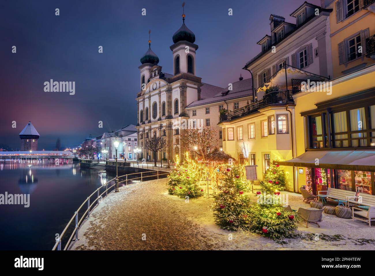 Weihnachtsbeleuchtung an einer Winternacht in Luzern, Schweiz Stockfoto
