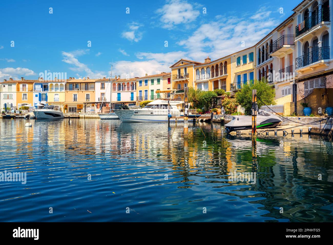 Farbenfrohe Häuser in der Stadt Port Grimaud, bekannt als „Venedig der Provence“, Saint-Tropez, Frankreich Stockfoto