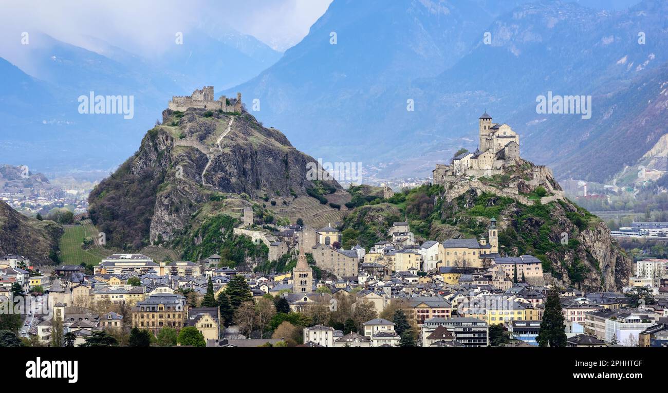 Panoramablick auf die historische Stadt Sion mit ihren zwei Schlössern, Chateau de Tourbillon und Basilika Valere, spektakulär in den schweizer Alpen va Stockfoto