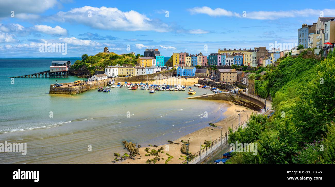 Der Hafen und die farbenfrohen Häuser in Tenby Resort Town, Wales, Großbritannien Stockfoto