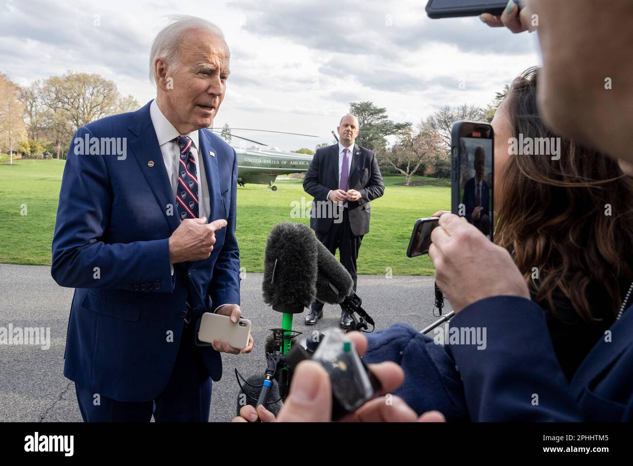 Washington, Usa. 28. März 2023. USA Präsident Joe Biden spricht am Dienstag, den 28. März 2023, vor Medienvertretern über den South Lawn des Weißen Hauses in Washington, DC. Biden war in Morrisville, North Carolina, auf einer Tour durch Wolfspeed, einen Halbleiterhersteller. Foto: Ken Cedeno/Pool/Sipa USA Guthaben: SIPA USA/Alamy Live News Stockfoto