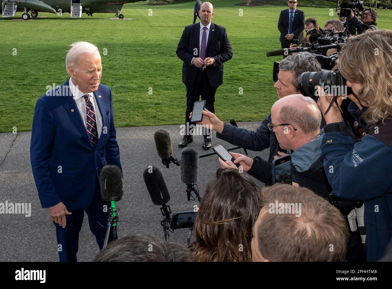 Washington, Usa. 28. März 2023. USA Präsident Joe Biden spricht am Dienstag, den 28. März 2023, vor Medienvertretern über den South Lawn des Weißen Hauses in Washington, DC. Biden war in Morrisville, North Carolina, auf einer Tour durch Wolfspeed, einen Halbleiterhersteller. Foto: Ken Cedeno/Pool/Sipa USA Guthaben: SIPA USA/Alamy Live News Stockfoto