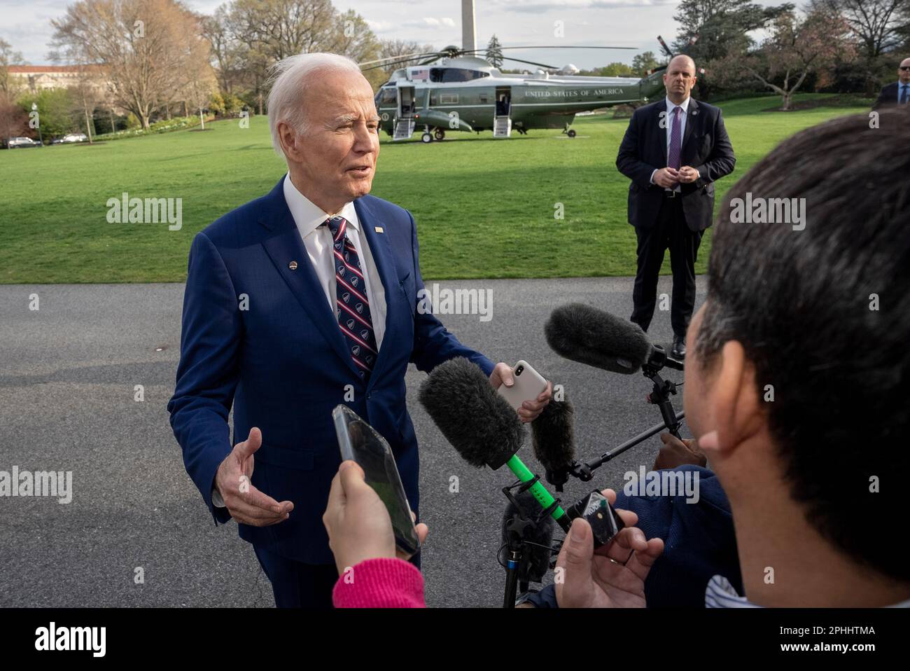 Washington, Usa. 28. März 2023. USA Präsident Joe Biden spricht am Dienstag, den 28. März 2023, vor Medienvertretern über den South Lawn des Weißen Hauses in Washington, DC. Biden war in Morrisville, North Carolina, auf einer Tour durch Wolfspeed, einen Halbleiterhersteller. Foto: Ken Cedeno/Pool/Sipa USA Guthaben: SIPA USA/Alamy Live News Stockfoto