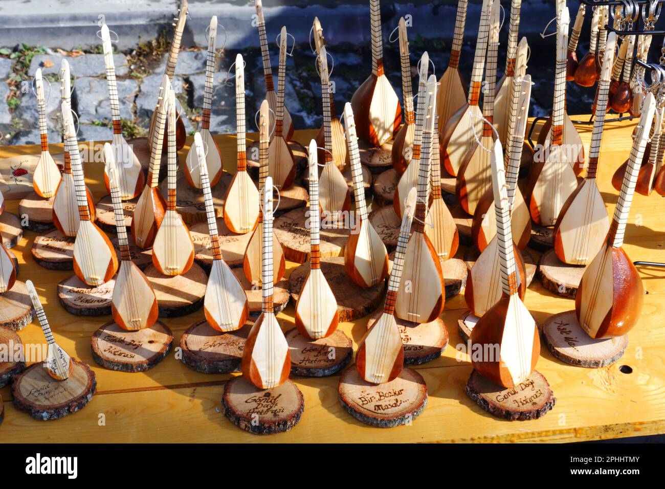 Miniatur-Baglama und saz werden an einem sonnigen Tag im Freien als Souvenir verkauft. Baglama ist ein typisches türkisches Musikinstrument, das oft in der türkischen Kultur gespielt wird. Stockfoto