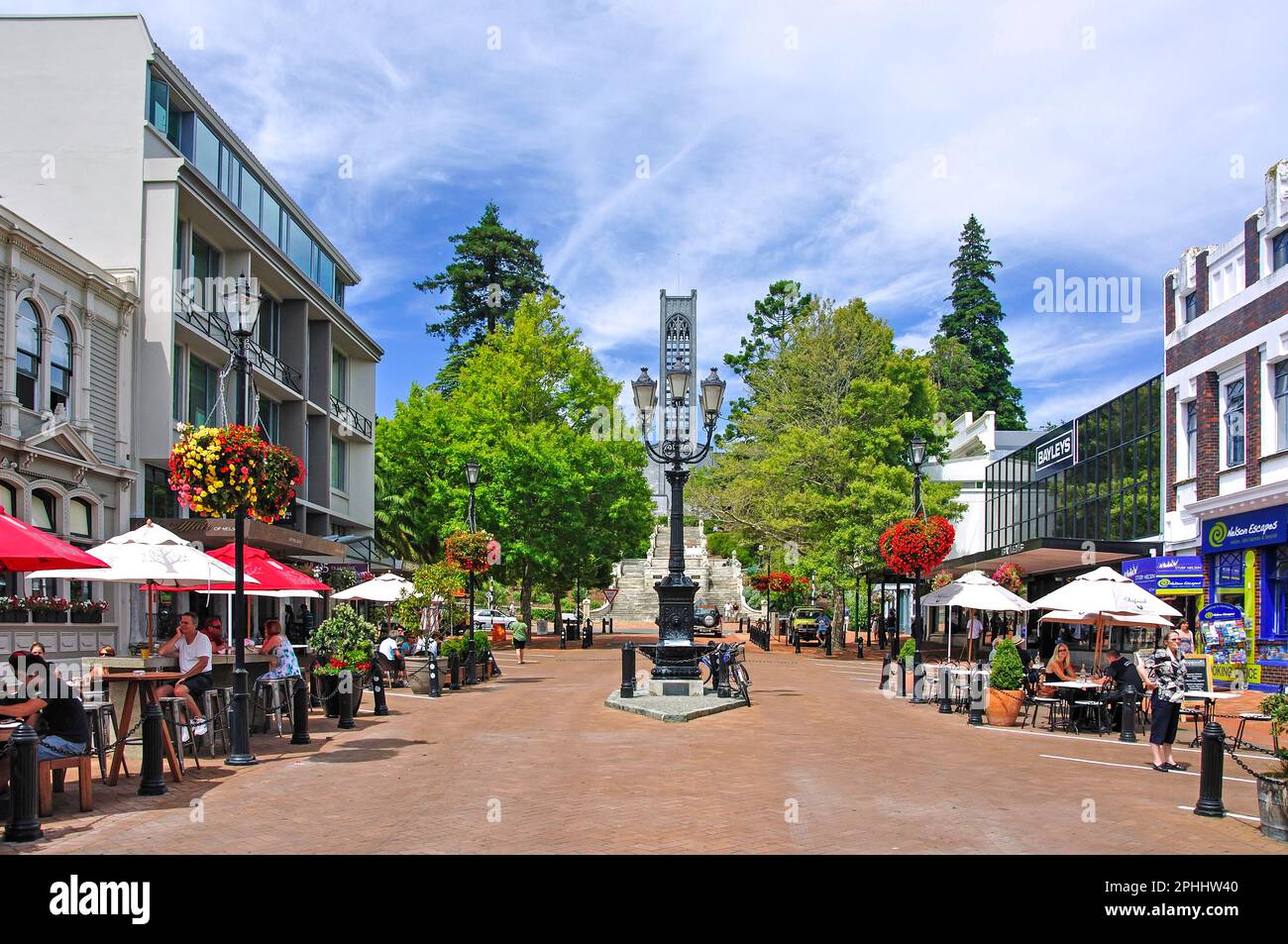 Restaurants und Kathedrale, Trafalgar Street, Nelson, Nelson Region, South Island, Neuseeland Stockfoto