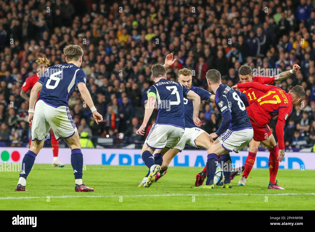 Glasgow, Großbritannien. Schottland spielte Spanien im Hampden Park in Glasgow in den europäischen Qualifikationsrunden und Schottland gewann 2 - 0. Scott McTominay (Nummer 4) erzielte die Tore in 7 Minuten und 51 Minuten. Kredit: Findlay/Alamy Live News Stockfoto