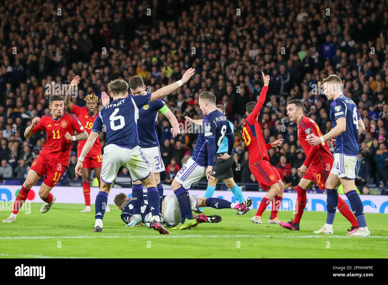 Glasgow, Großbritannien. Schottland spielte Spanien im Hampden Park in Glasgow in den europäischen Qualifikationsrunden und Schottland gewann 2 - 0. Scott McTominay (Nummer 4) erzielte die Tore in 7 Minuten und 51 Minuten. Kredit: Findlay/Alamy Live News Stockfoto