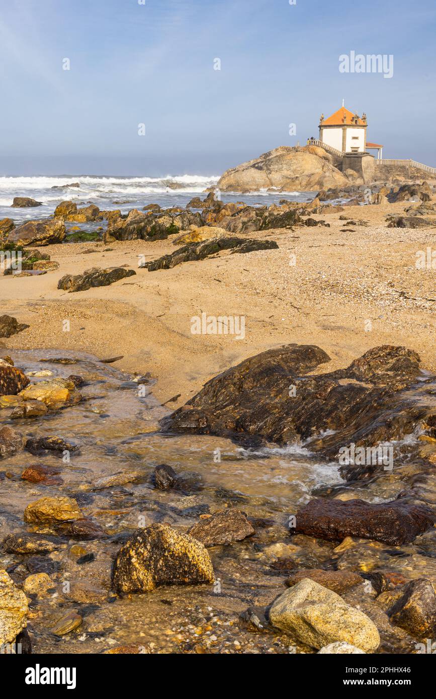 Europa, Portugal, Arcozelo. Capela do Senhor De Pedra, Kapelle des Herrn von Stein, am Strand