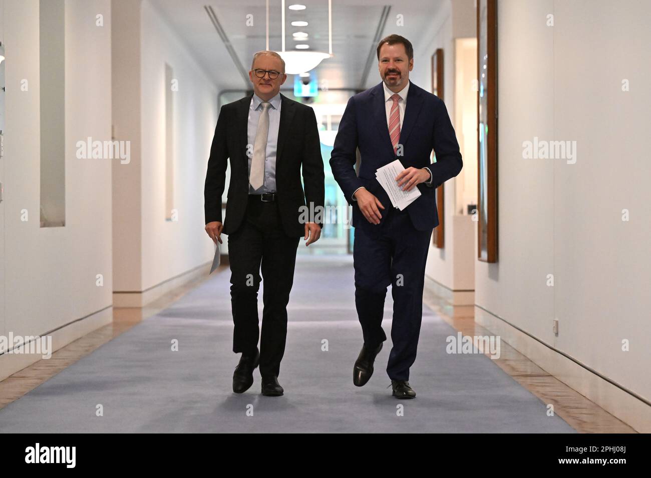 Premierminister Anthony Albanese und Industrieminister Ed Husic treffen am Mittwoch, den 29. März 2023, auf einer Pressekonferenz im Parlament in Canberra ein. (AAP Image/Mick Tsikas) KEINE ARCHIVIERUNG ** AUSSCHLIESSLICH REDAKTIONELLE VERWENDUNG ** Stockfoto