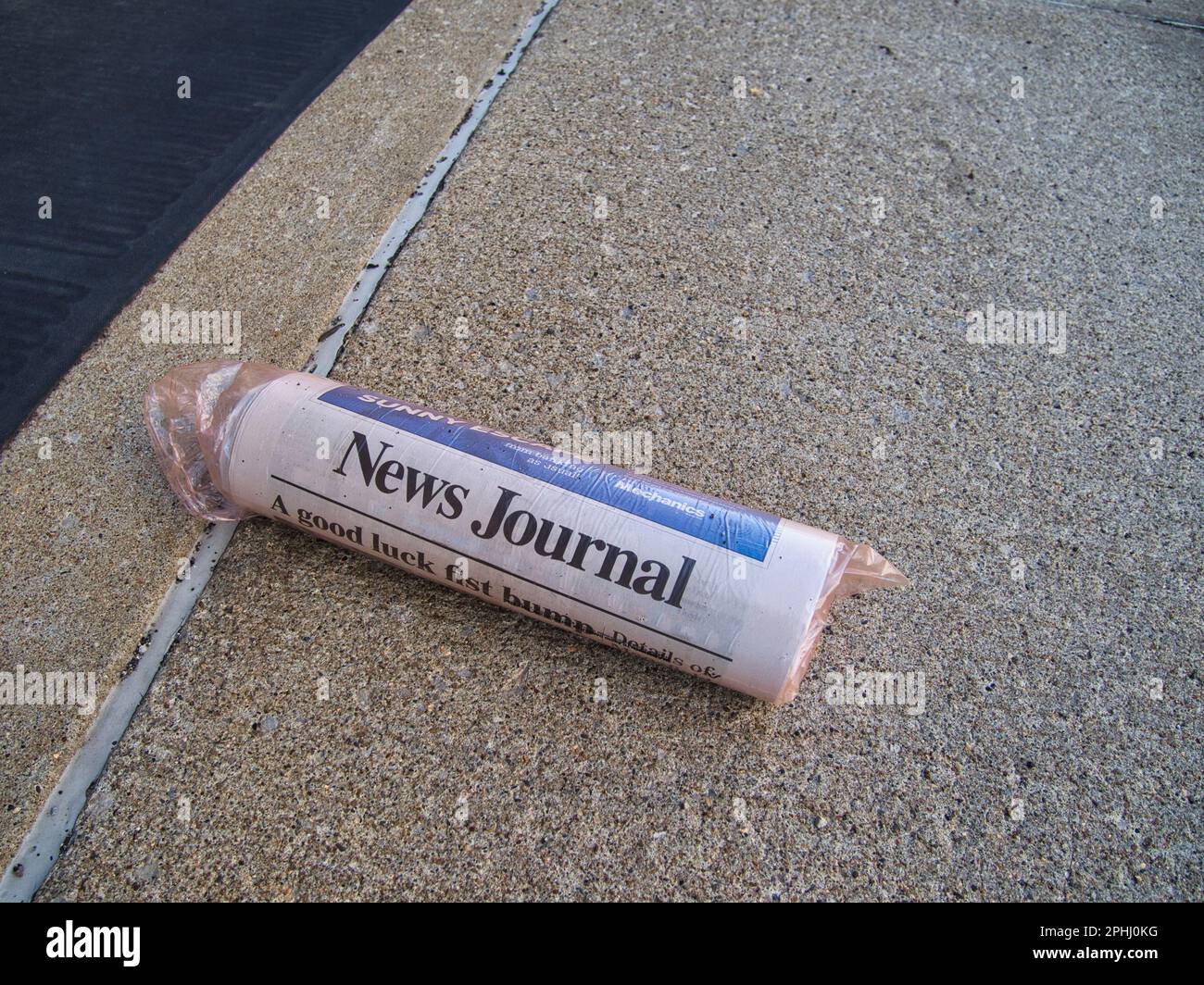 Tageszeitung auf dem Bürgersteig, Farbe 2023 Stockfoto